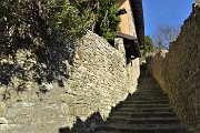 28 Inizio della Via del Rione su scaletta acciottolata tra alti muri a secco